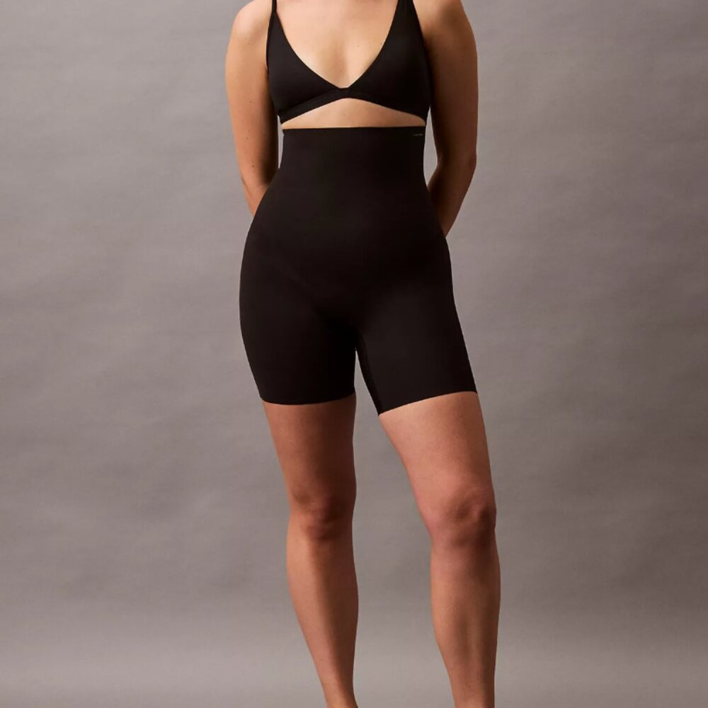 NWT Calvin Klein Compression Mid-Thigh Stay-Put Stretch Short Black